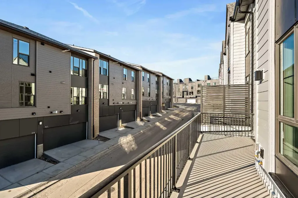 604 Sovereign Common SW Calgary AB T3C 3Y3