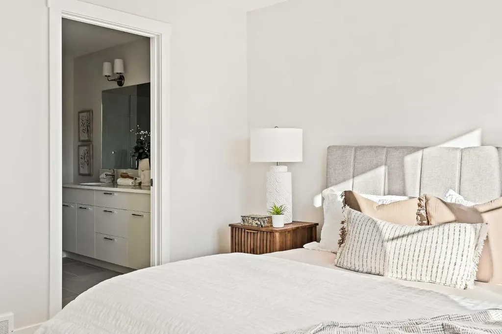 604 Sovereign Common SW Calgary AB T3C 3Y3