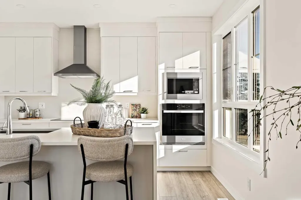 604 Sovereign Common SW Calgary AB T3C 3Y3