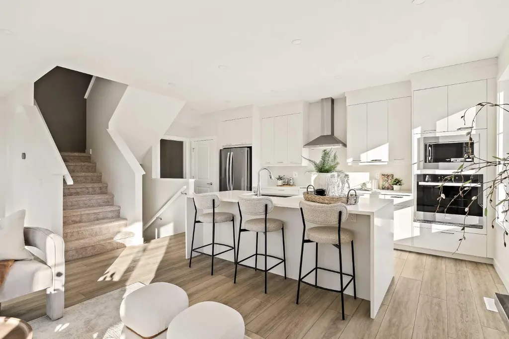 604 Sovereign Common SW Calgary AB T3C 3Y3