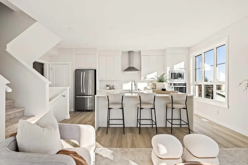 604 Sovereign Common SW Calgary AB T3C 3Y3
