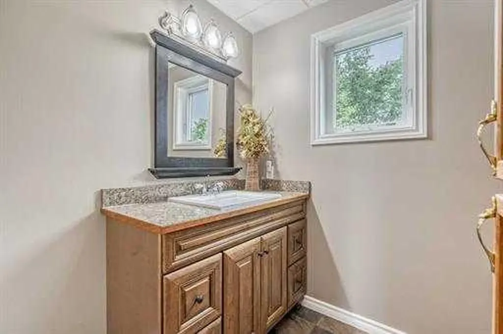 240 Essex Street Carbon AB T0M 0L0