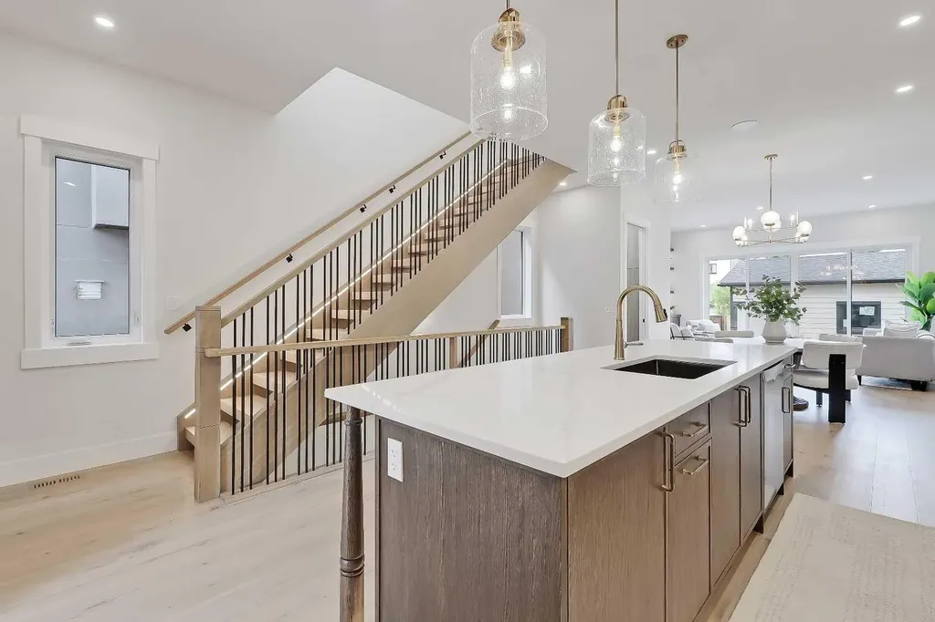 1007 18 Avenue NW Calgary AB T2M 0S9