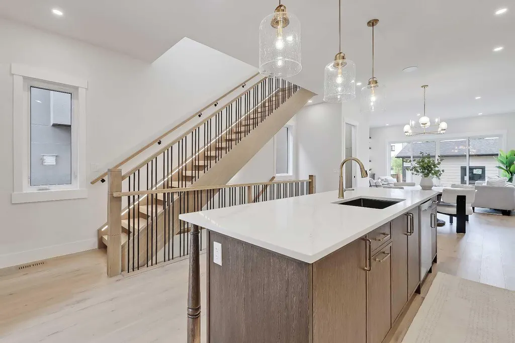 1007 18 Avenue NW Calgary AB T2M 0S9