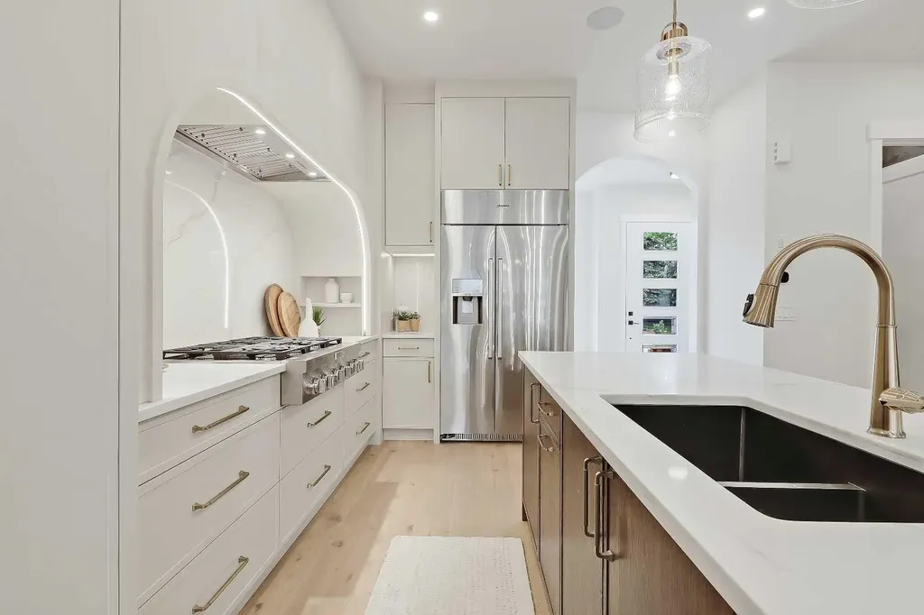 1007 18 Avenue NW Calgary AB T2M 0S9