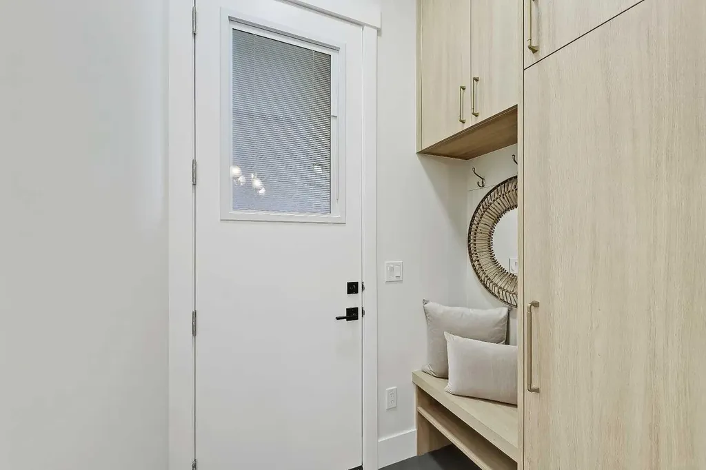 1007 18 Avenue NW Calgary AB T2M 0S9