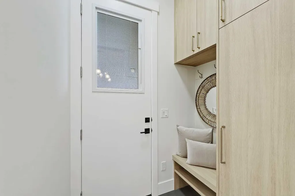 1007 18 Avenue NW Calgary AB T2M 0S9