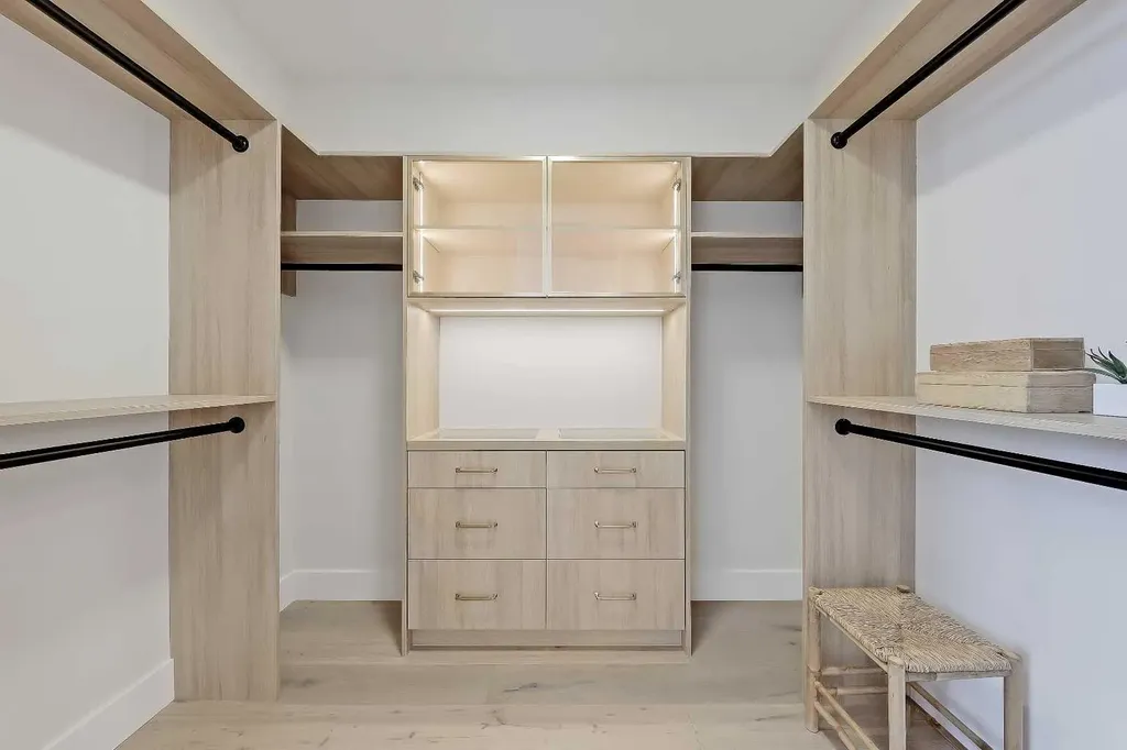 1007 18 Avenue NW Calgary AB T2M 0S9