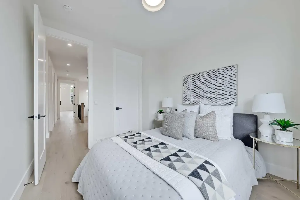 1007 18 Avenue NW Calgary AB T2M 0S9