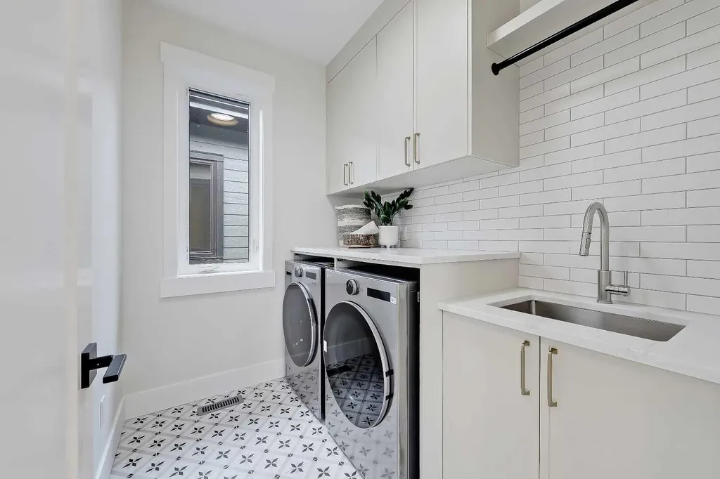 1007 18 Avenue NW Calgary AB T2M 0S9