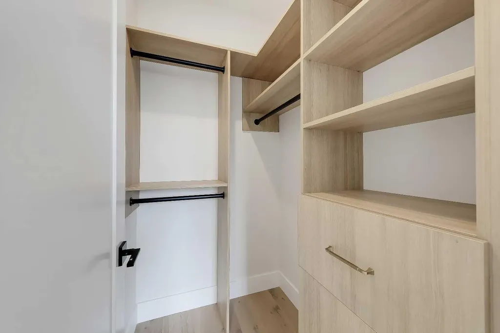 1007 18 Avenue NW Calgary AB T2M 0S9