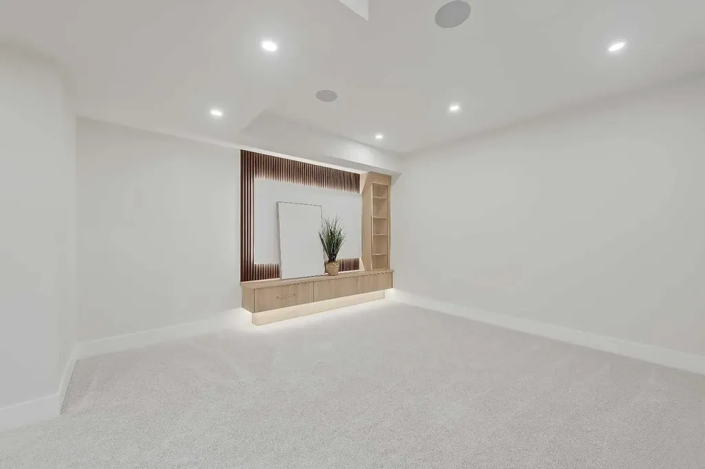 1007 18 Avenue NW Calgary AB T2M 0S9