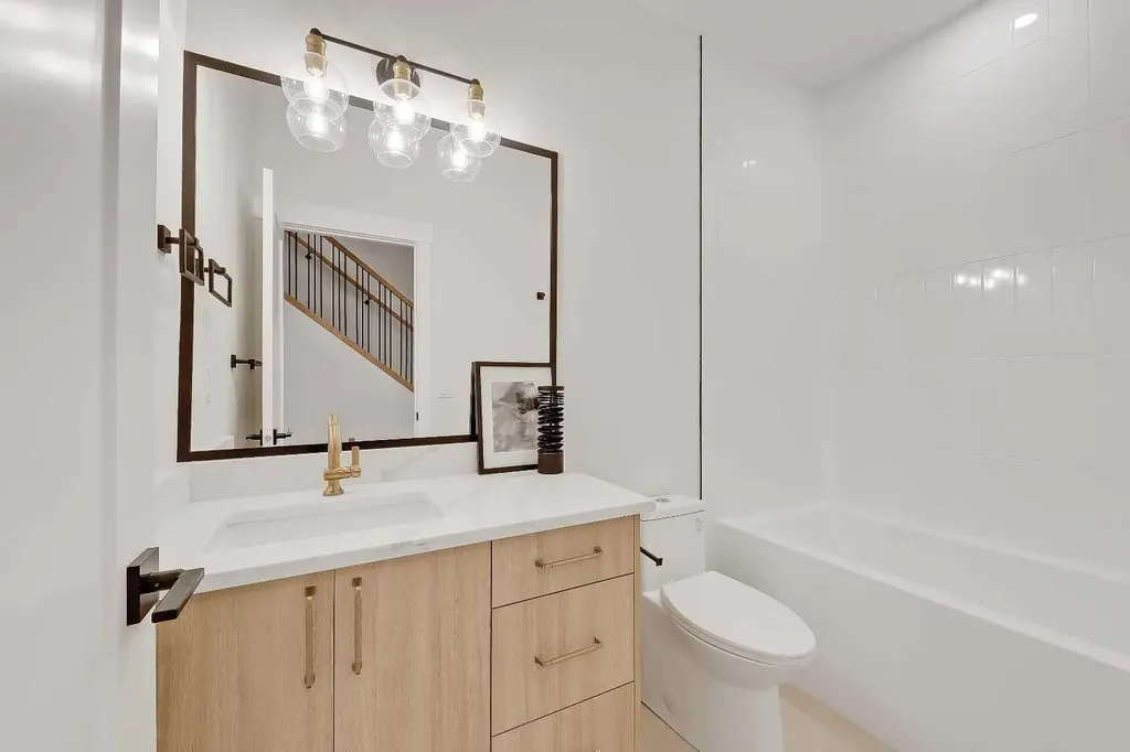 1007 18 Avenue NW Calgary AB T2M 0S9