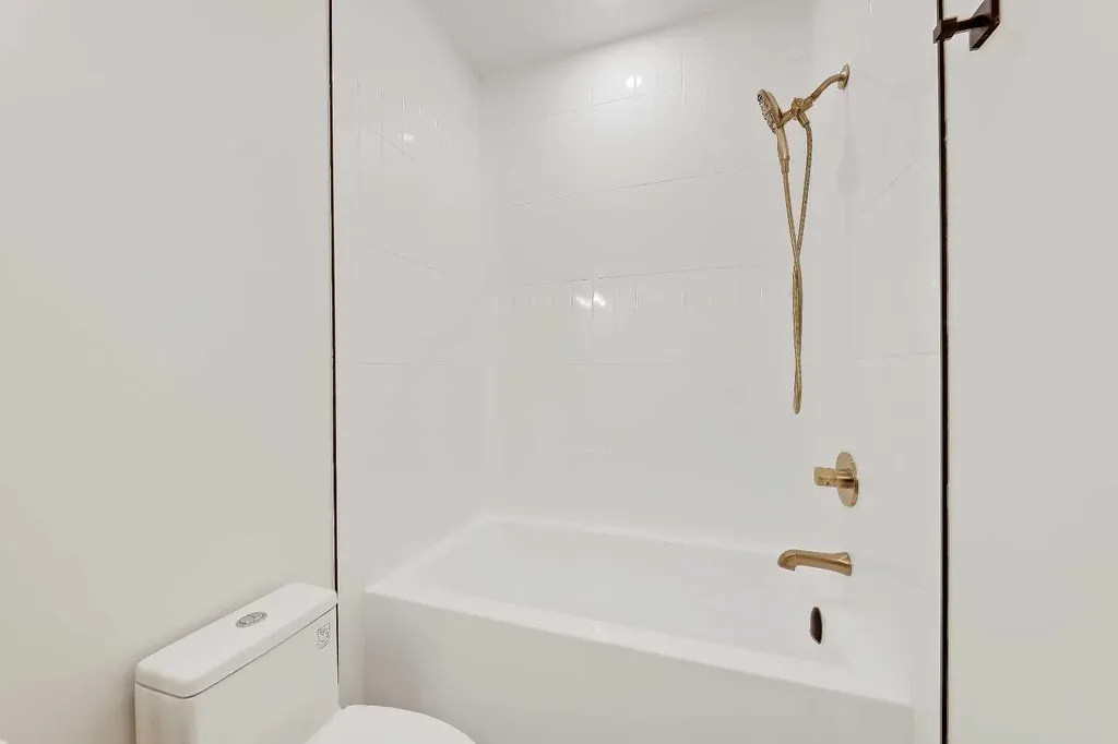 1007 18 Avenue NW Calgary AB T2M 0S9