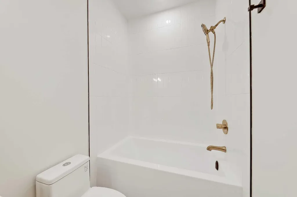 1007 18 Avenue NW Calgary AB T2M 0S9