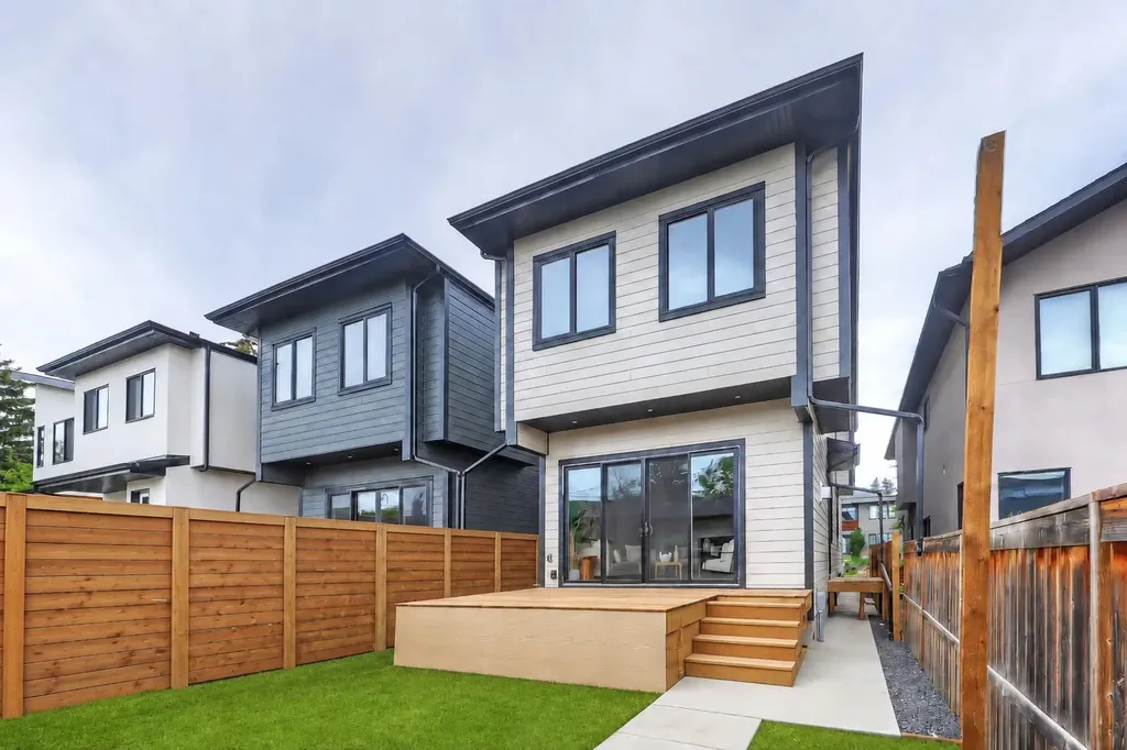 1007 18 Avenue NW Calgary AB T2M 0S9