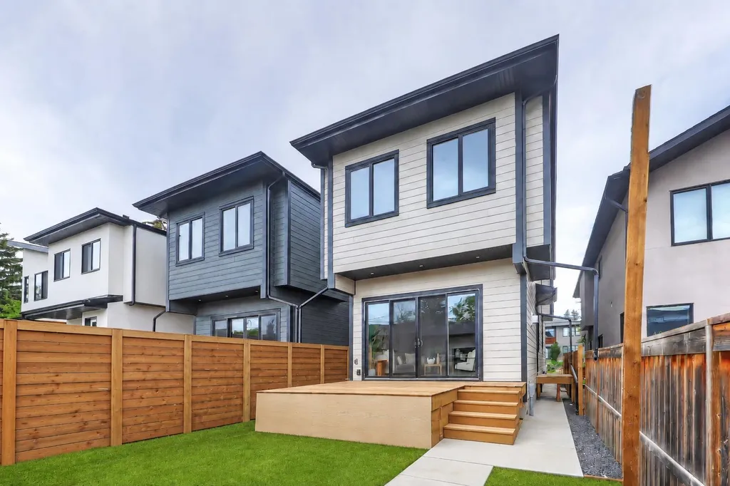 1007 18 Avenue NW Calgary AB T2M 0S9