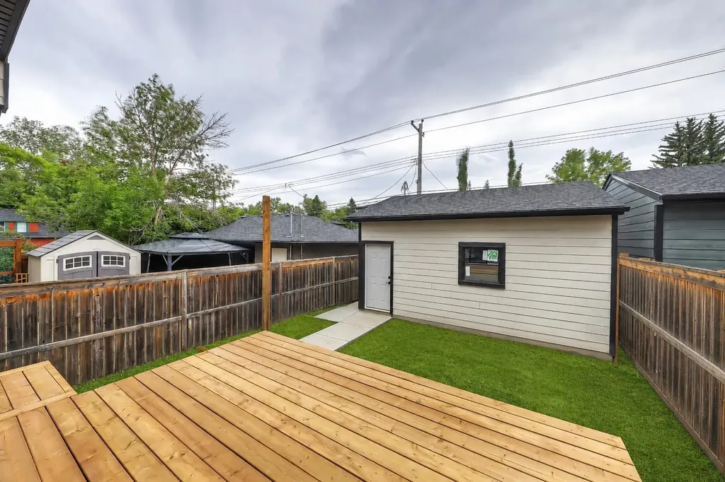 1007 18 Avenue NW Calgary AB T2M 0S9