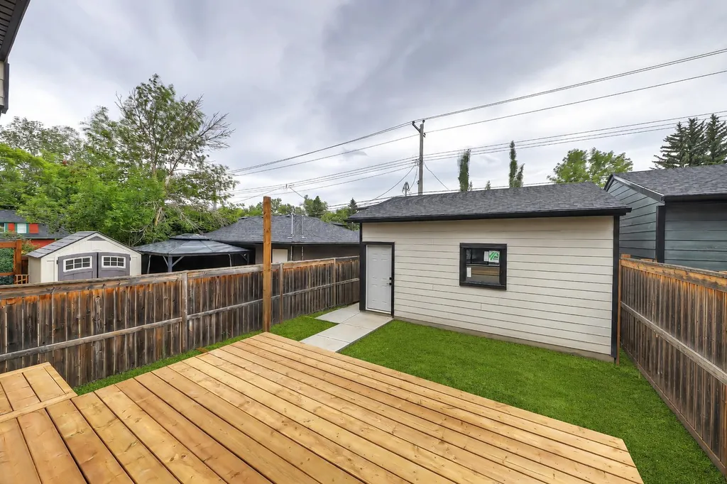 1007 18 Avenue NW Calgary AB T2M 0S9