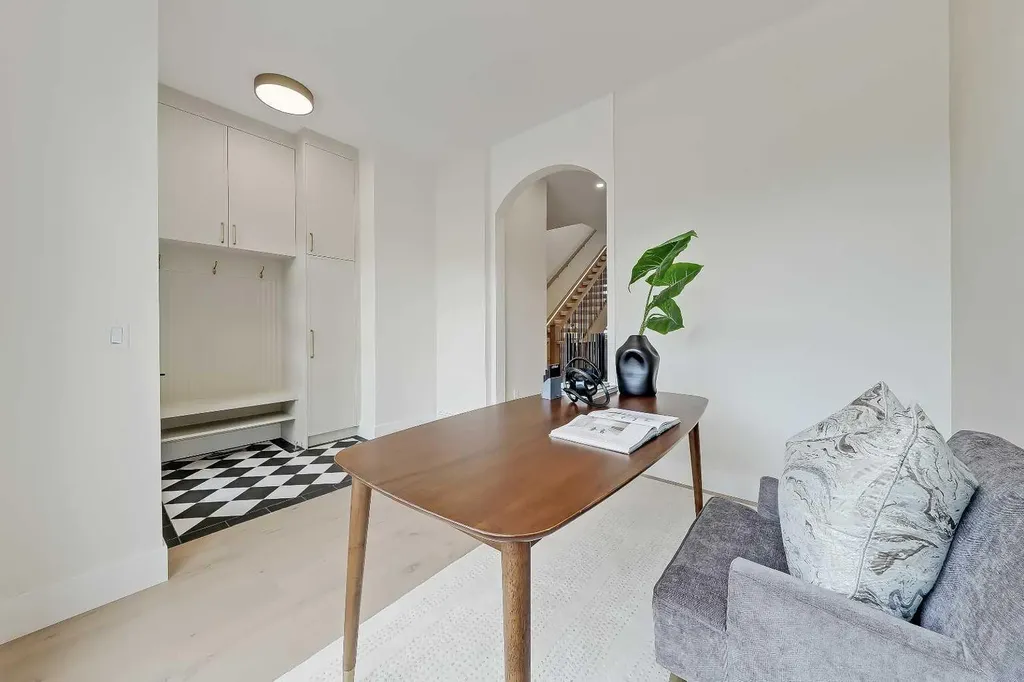 1007 18 Avenue NW Calgary AB T2M 0S9