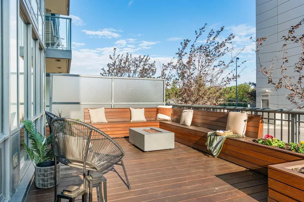 128 2 Street SW Calgary AB T2P 0S7
