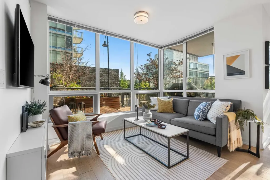 128 2 Street SW Calgary AB T2P 0S7