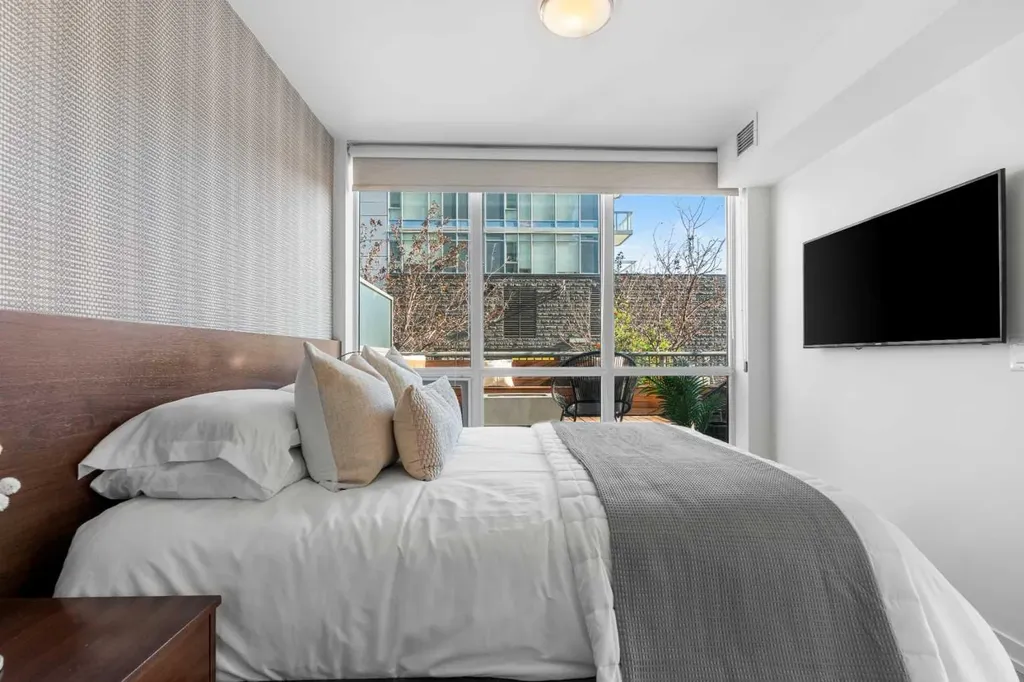 128 2 Street SW Calgary AB T2P 0S7