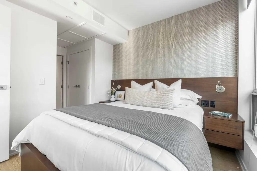 128 2 Street SW Calgary AB T2P 0S7