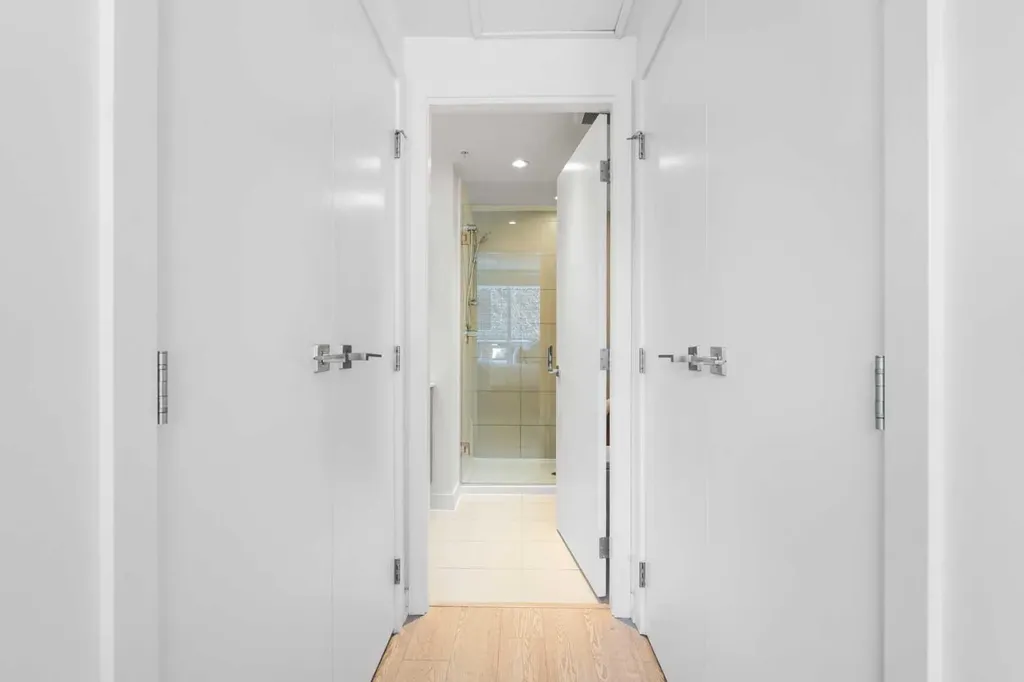 128 2 Street SW Calgary AB T2P 0S7