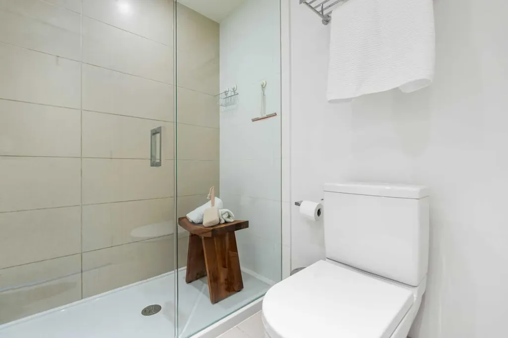 128 2 Street SW Calgary AB T2P 0S7