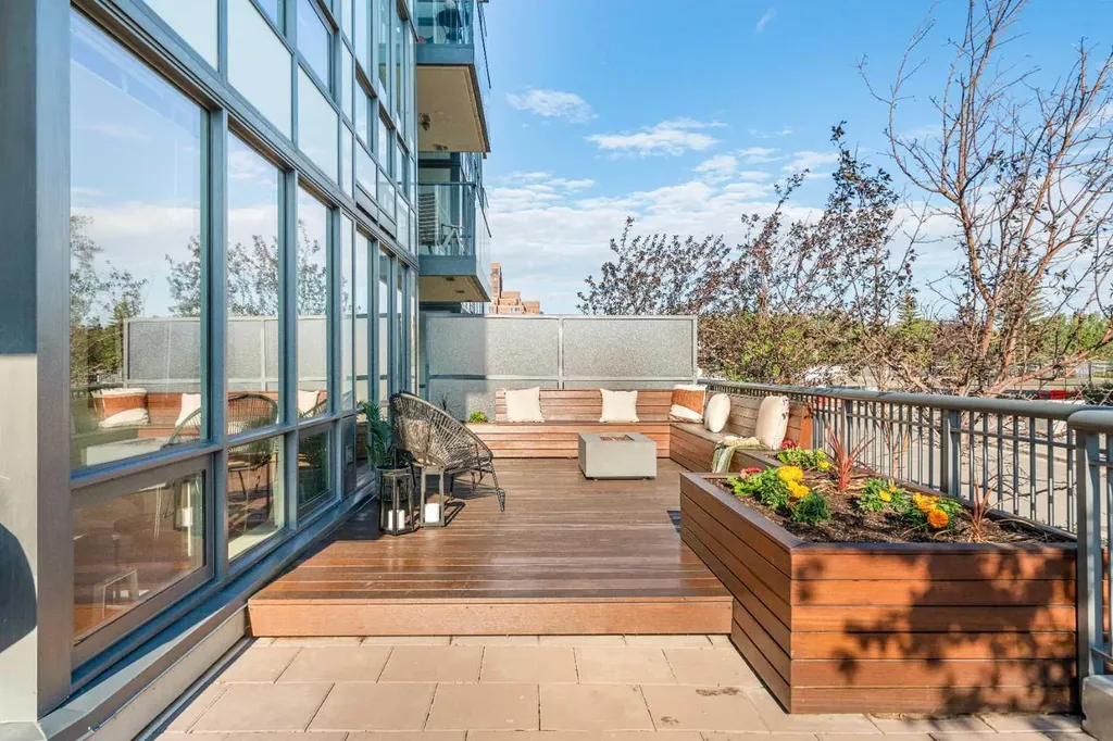 128 2 Street SW Calgary AB T2P 0S7
