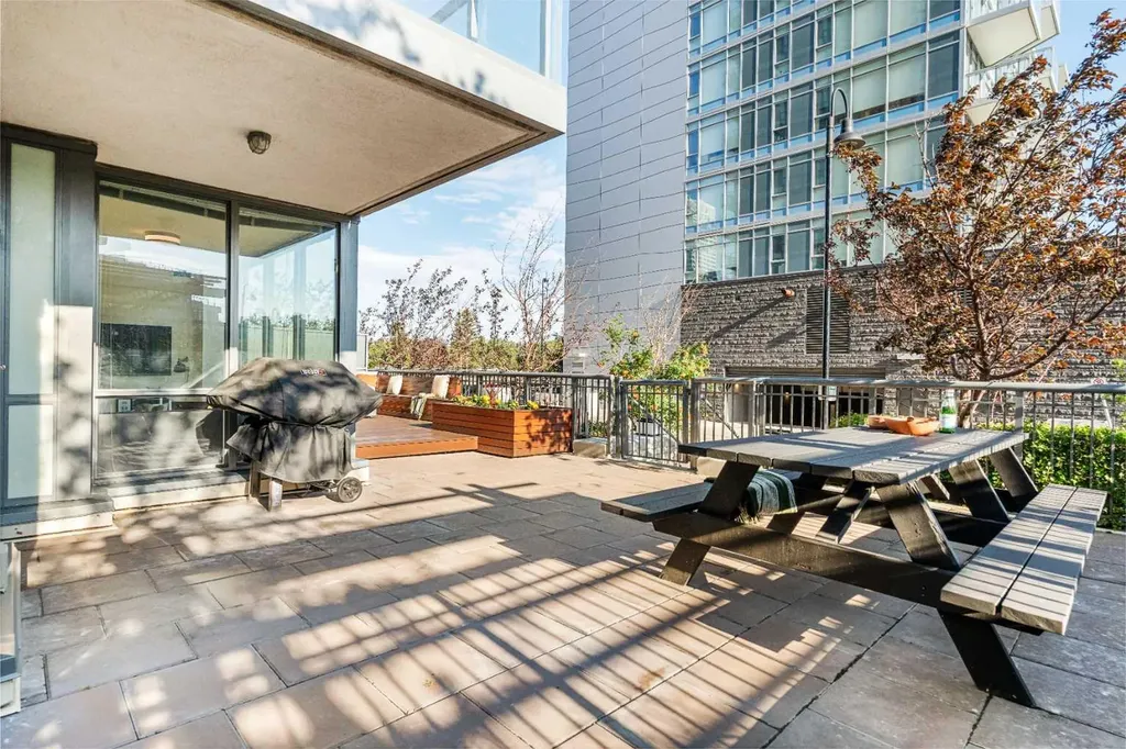 128 2 Street SW Calgary AB T2P 0S7