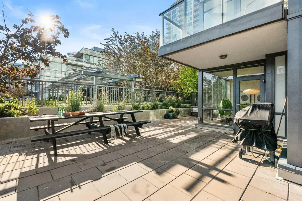 128 2 Street SW Calgary AB T2P 0S7