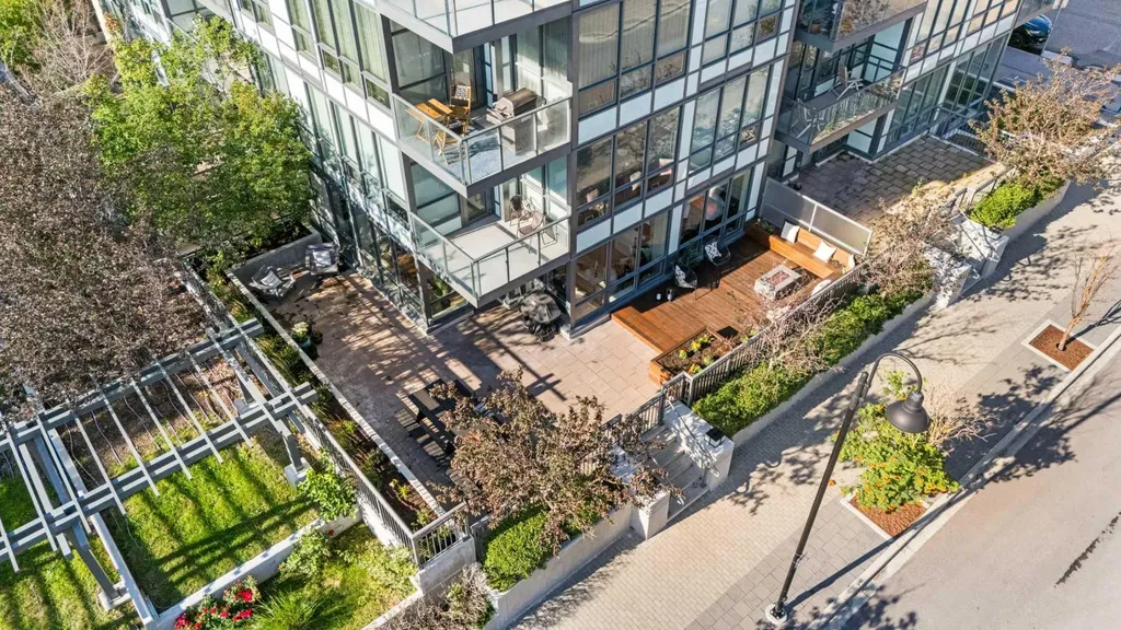 128 2 Street SW Calgary AB T2P 0S7