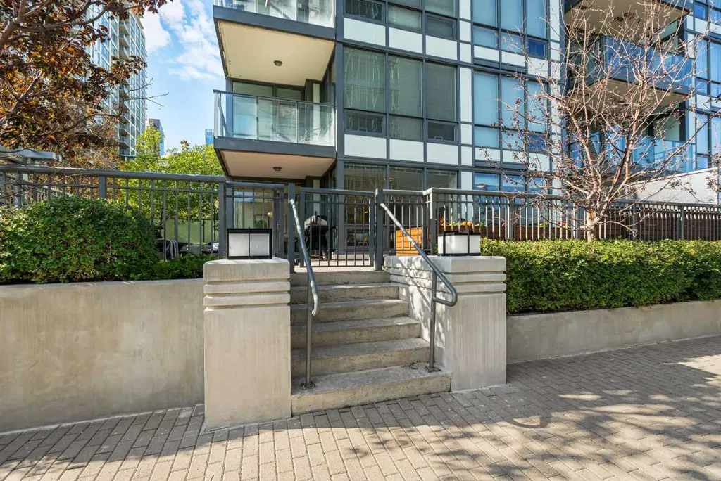 128 2 Street SW Calgary AB T2P 0S7