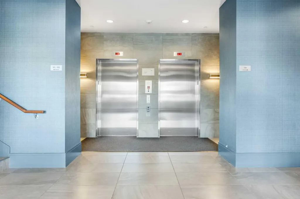 128 2 Street SW Calgary AB T2P 0S7