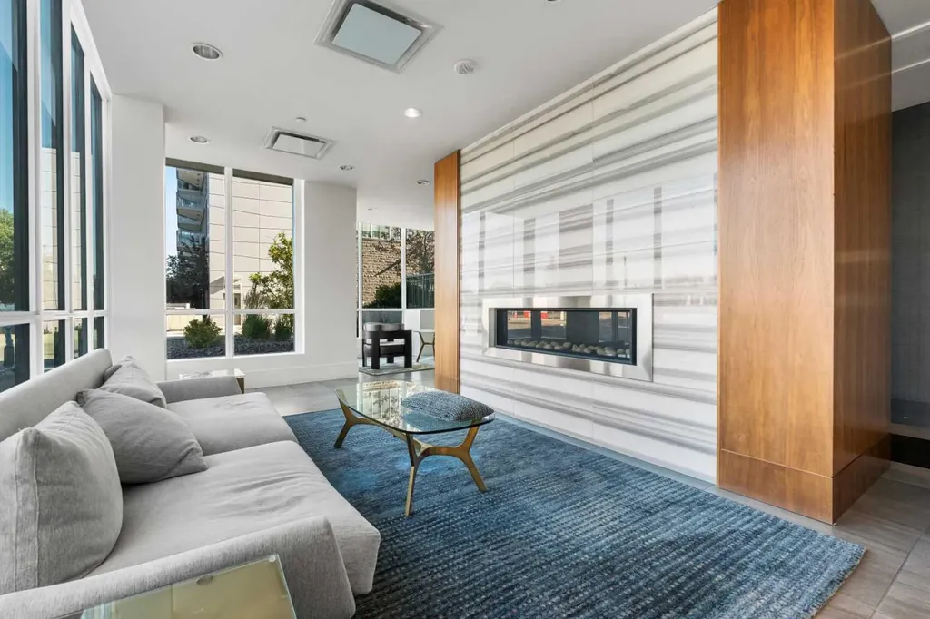 128 2 Street SW Calgary AB T2P 0S7