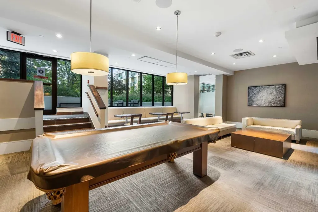 128 2 Street SW Calgary AB T2P 0S7