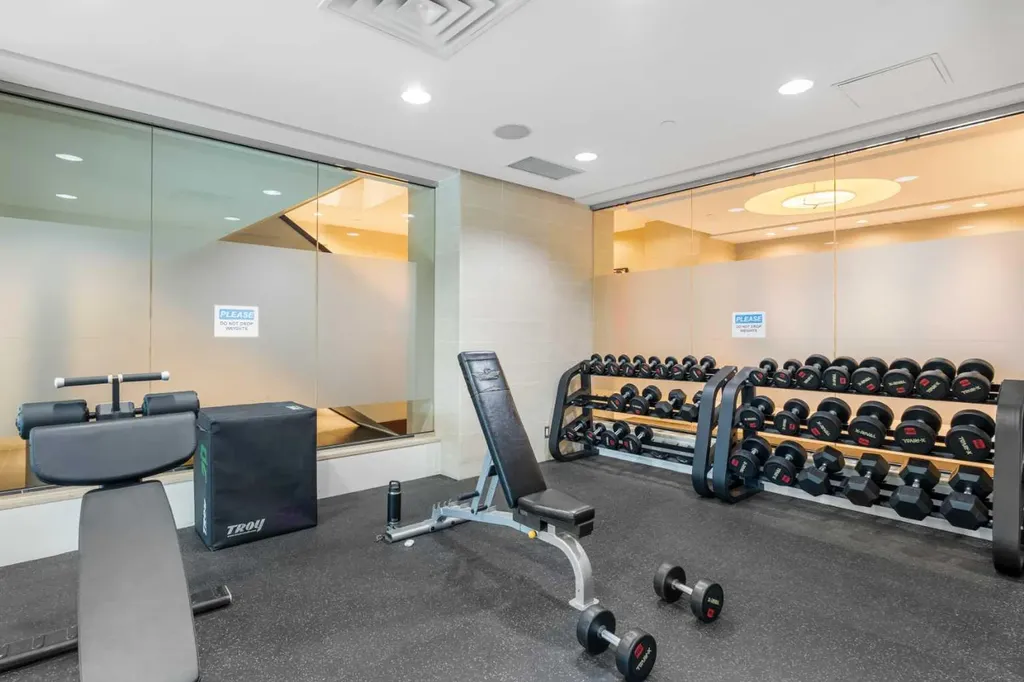 128 2 Street SW Calgary AB T2P 0S7