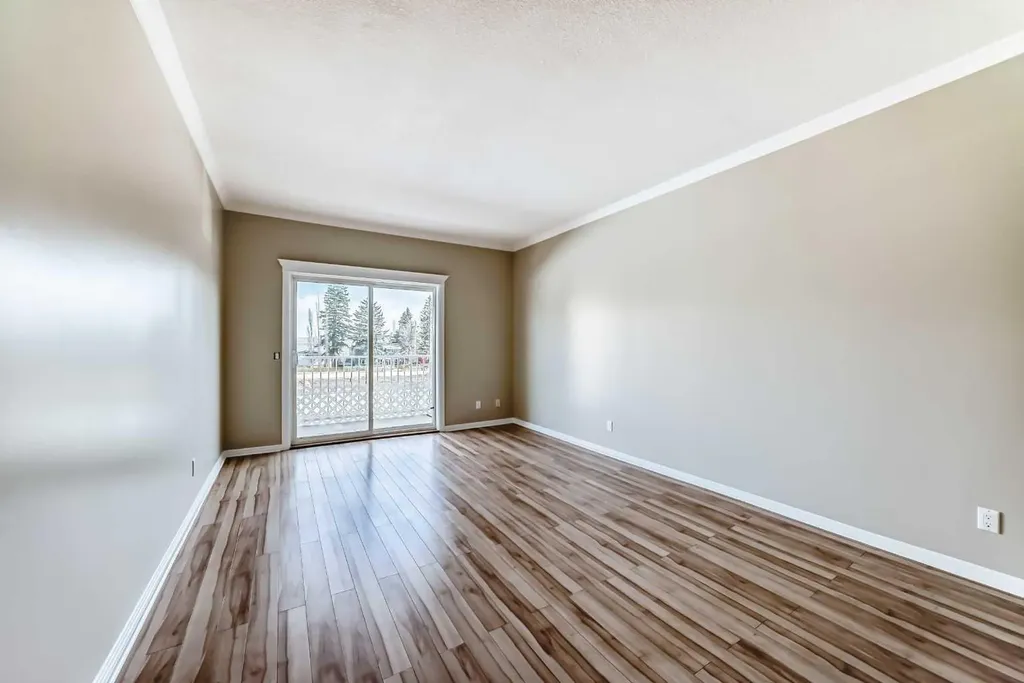 7 Lineham Avenue Okotoks AB T1S 1Z2