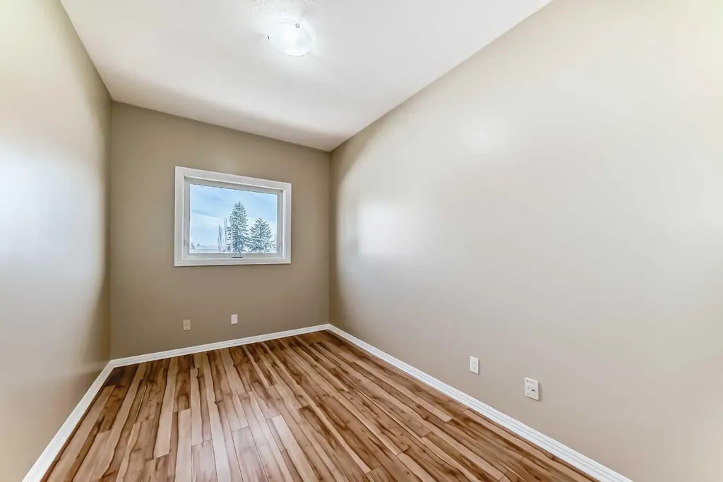 7 Lineham Avenue Okotoks AB T1S 1Z2