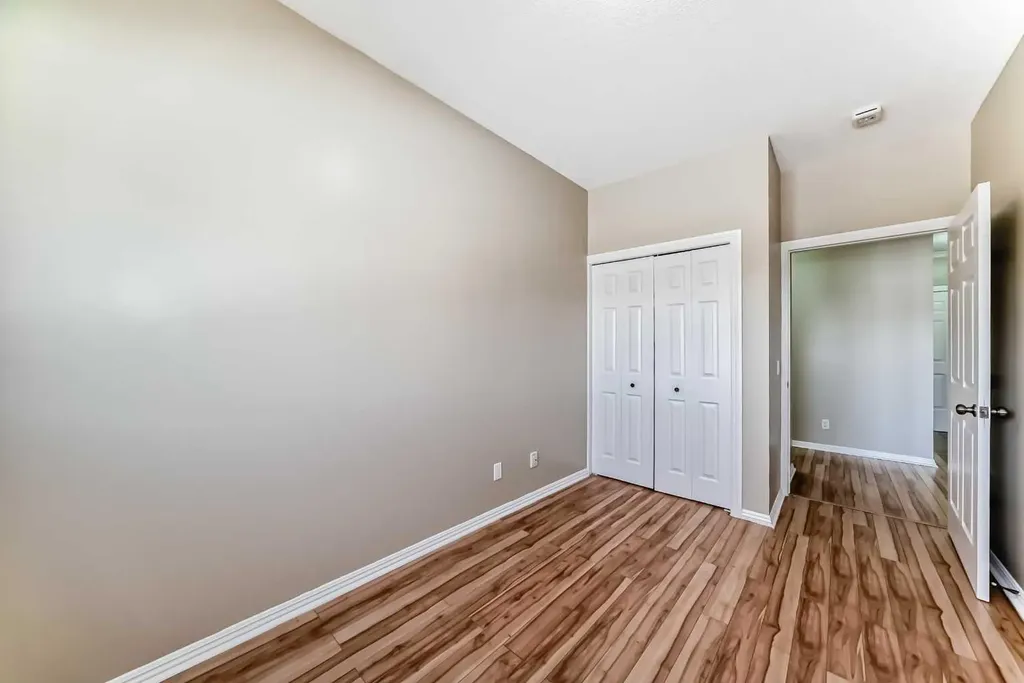 7 Lineham Avenue Okotoks AB T1S 1Z2