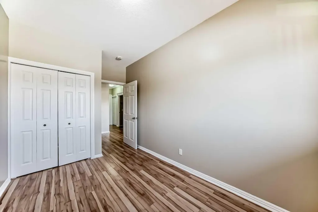 7 Lineham Avenue Okotoks AB T1S 1Z2