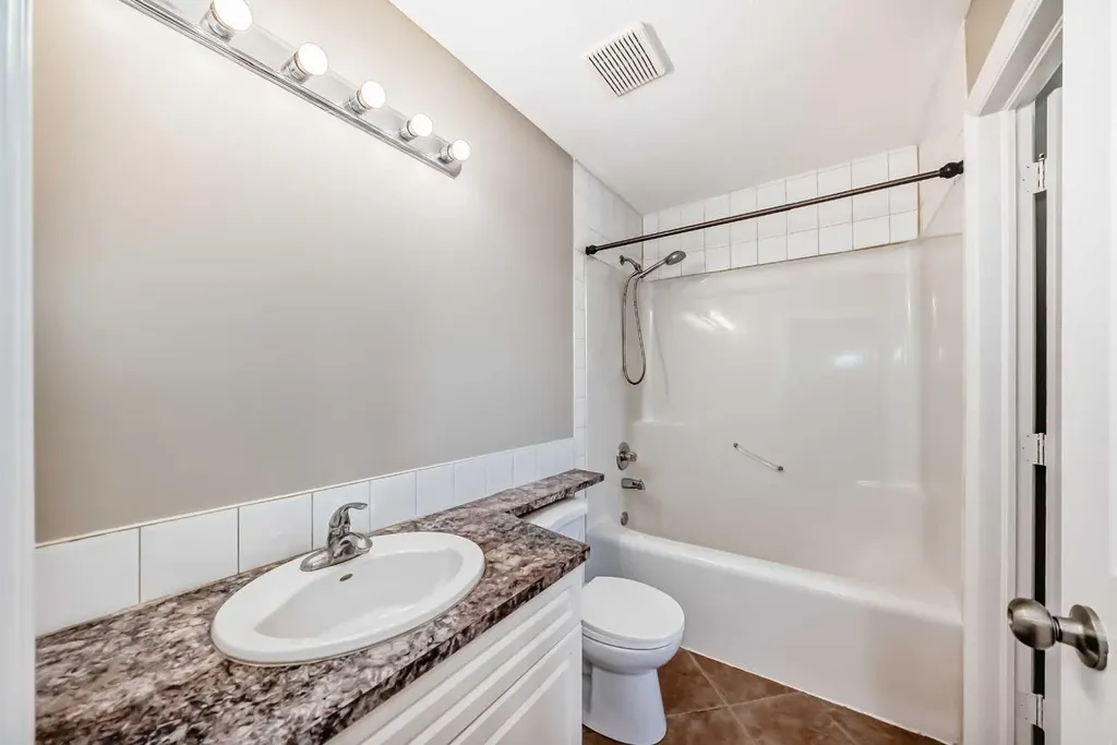 7 Lineham Avenue Okotoks AB T1S 1Z2