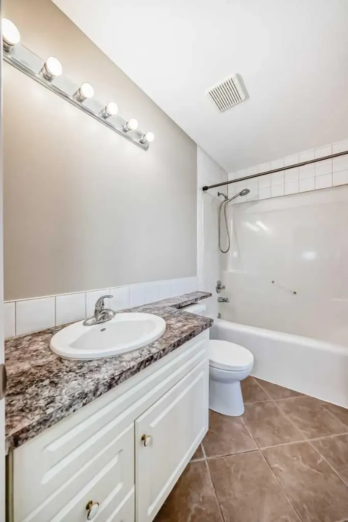 7 Lineham Avenue Okotoks AB T1S 1Z2