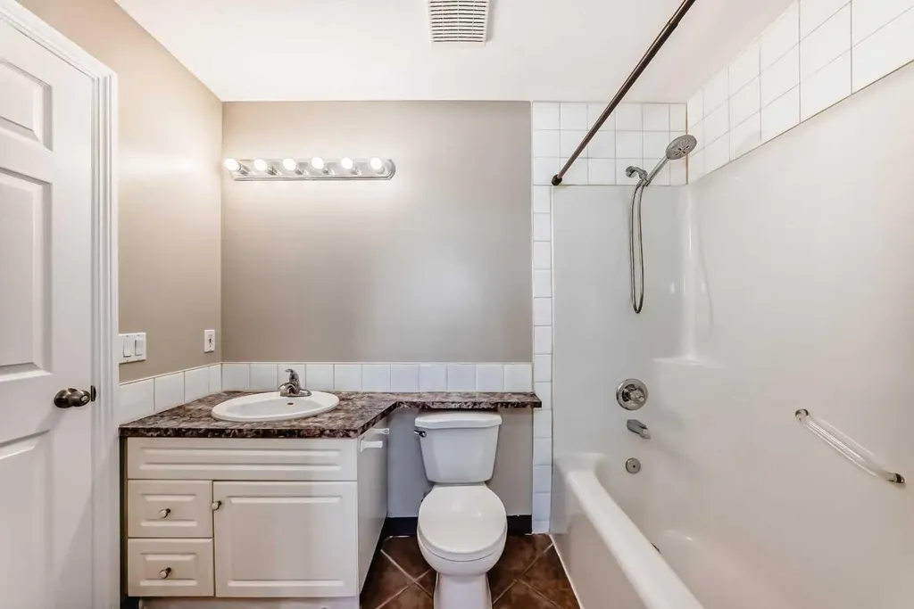 7 Lineham Avenue Okotoks AB T1S 1Z2