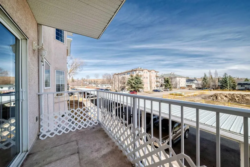 7 Lineham Avenue Okotoks AB T1S 1Z2