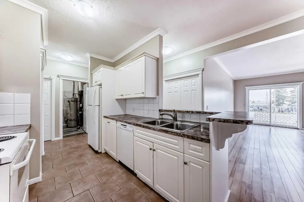 7 Lineham Avenue Okotoks AB T1S 1Z2