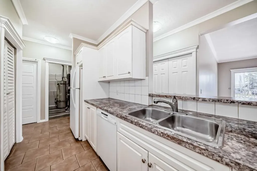 7 Lineham Avenue Okotoks AB T1S 1Z2