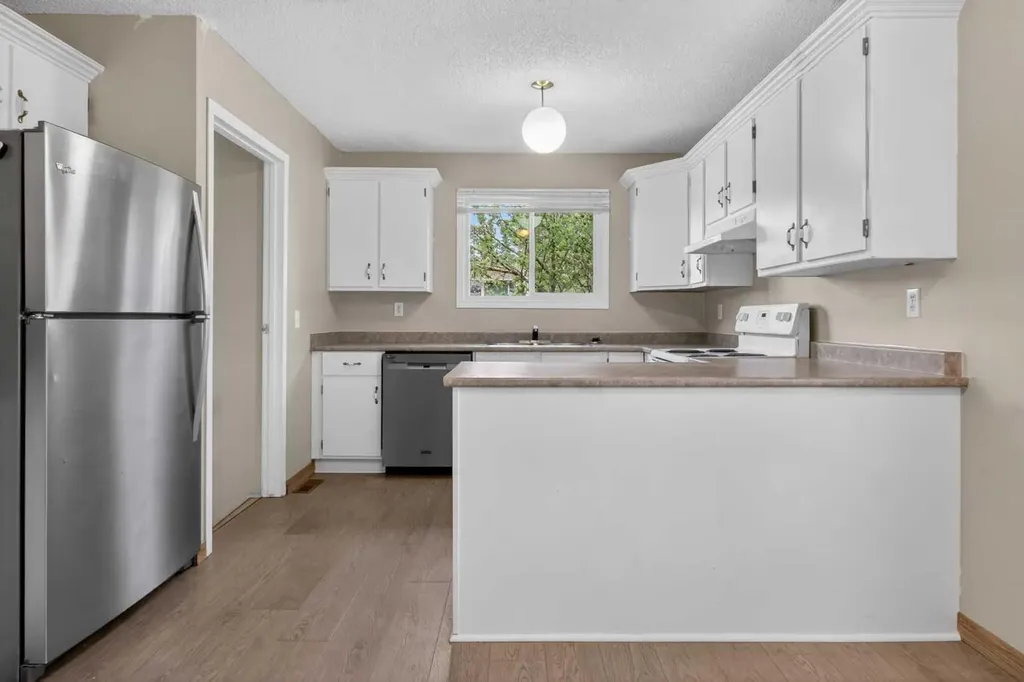 27 Bedford Road NE Calgary AB T3K 2K7